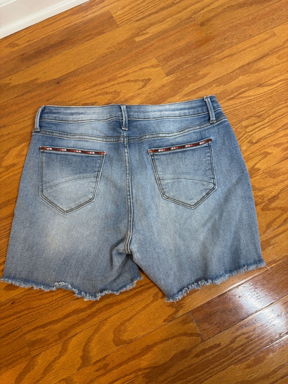 Driftwood Lulu Embroidered Cut Off Shorts 29 Frayed Hem Boho Summer - Picture 6 of 7